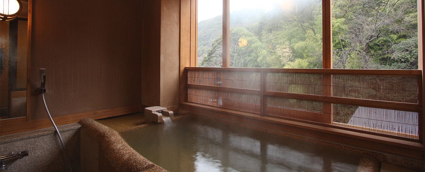 Suite Yasa dengan tab mandi terbuka.