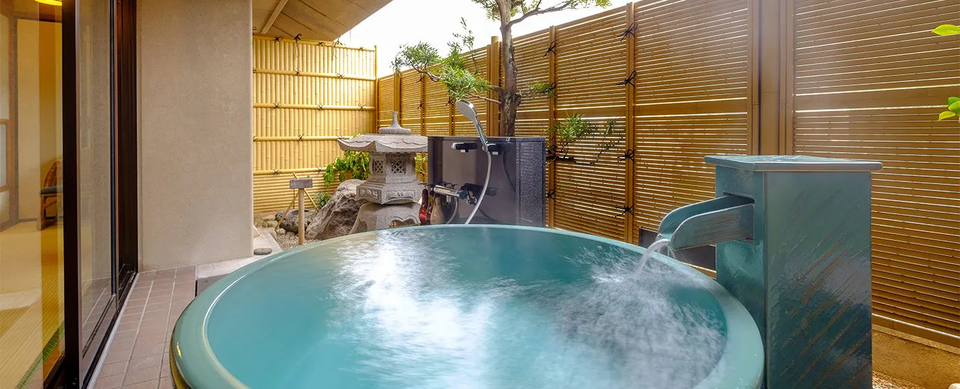 Suite gaya Jepun dengan tab mandi terbuka.