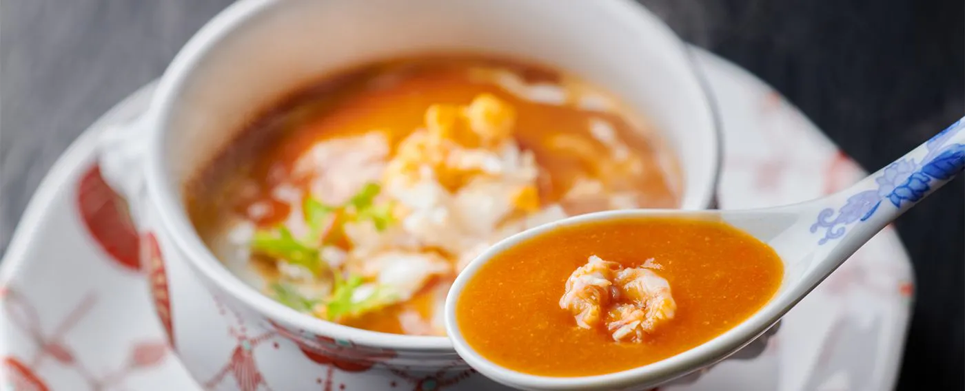 Meningkatkan sup krim udang Mosa, pemenang hadiah utama dalam pertandingan masakan khas Prefektur Tottori.