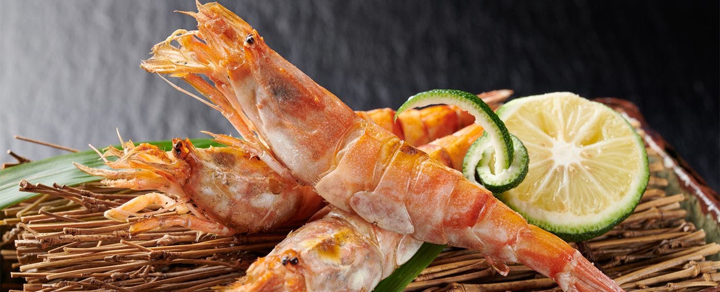 Udang Mosasa yang lebih manis daripada udang manis telah dipanggang dengan garam. Kulitnya agak keras tetapi harum dan sesuai dengan minuman.