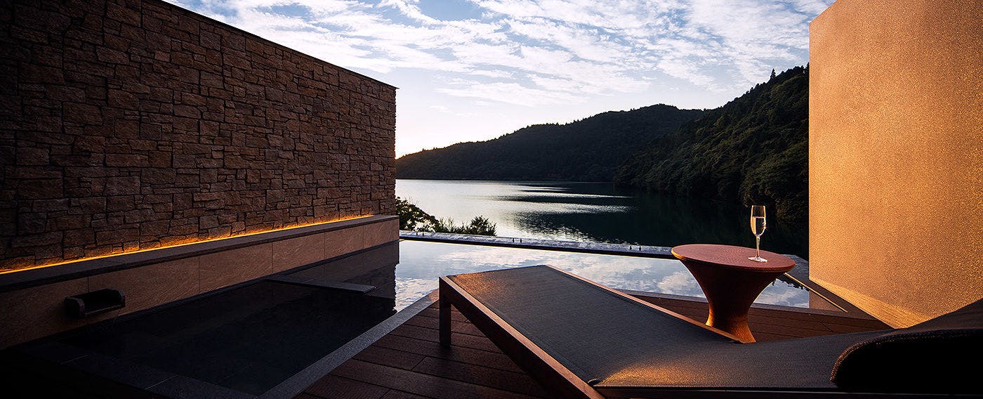 Unzen Onsen Gensen Kakenagashi & Oshidori no Ike wo Nozomu Bishoku no Yado Azumaen