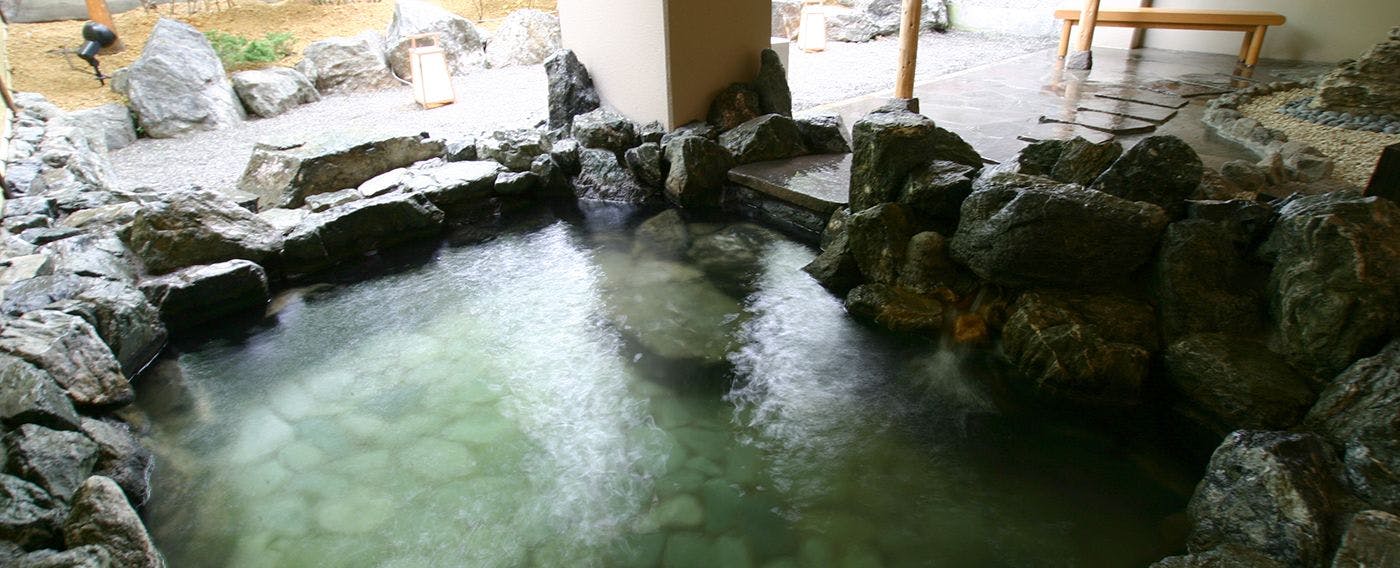 Mata air panas dan mandi