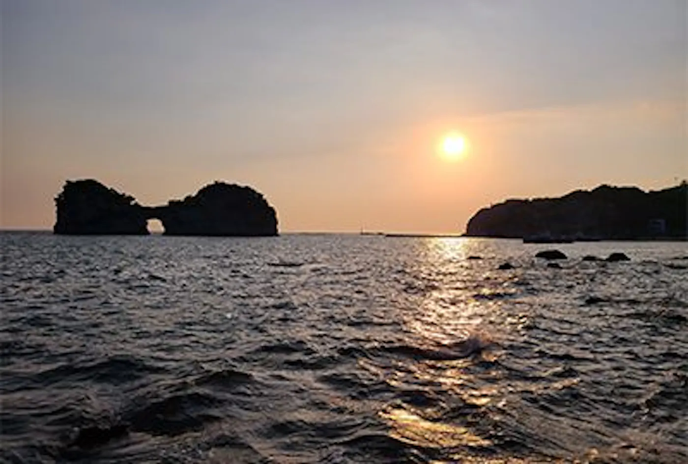 浜千鳥の湯 海舟：円月島の夕景