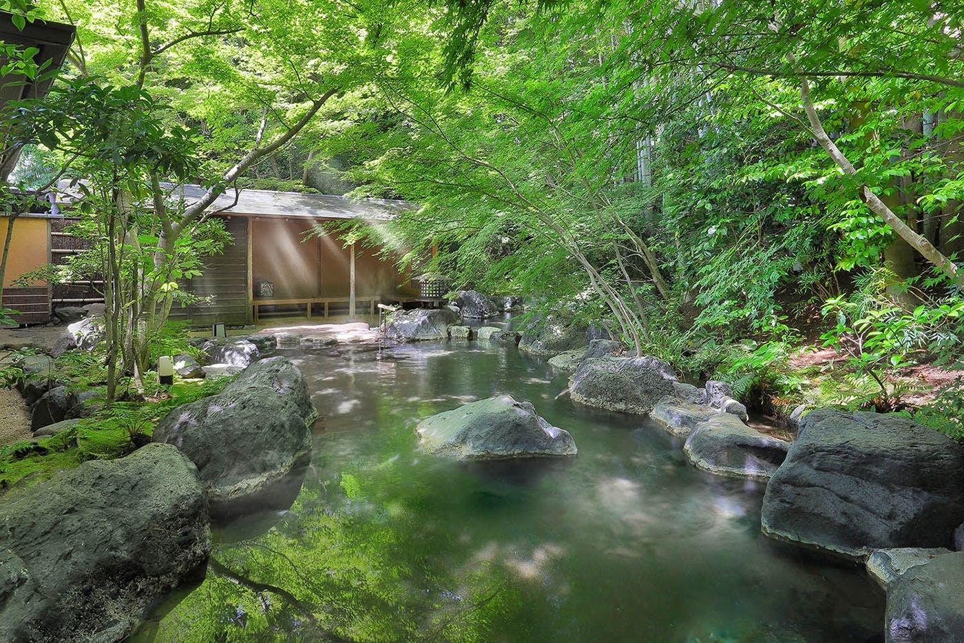 บ่อน้ำพุร้อนกลางแจ้งขนาดใหญ่