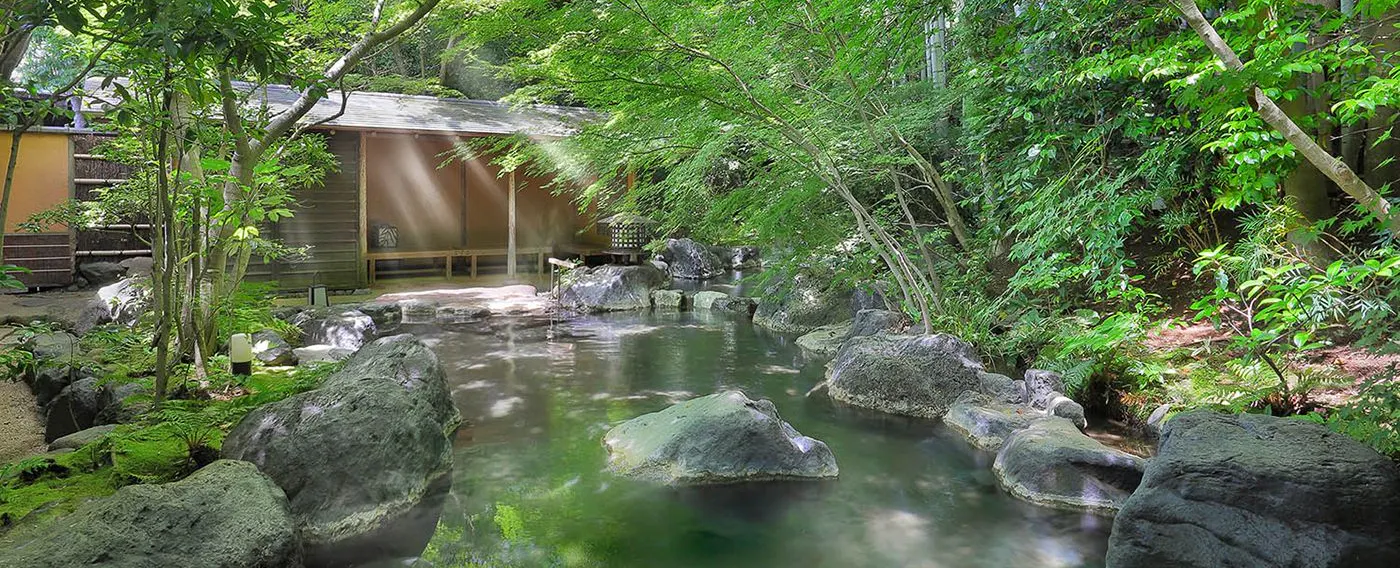 บ่อน้ำพุร้อนกลางแจ้งขนาดใหญ่