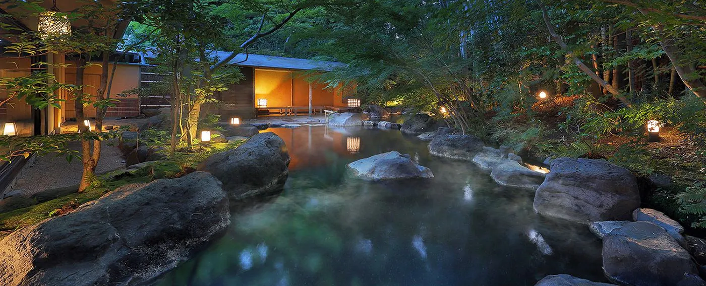 บ่อน้ำพุร้อนกลางแจ้งขนาดใหญ่