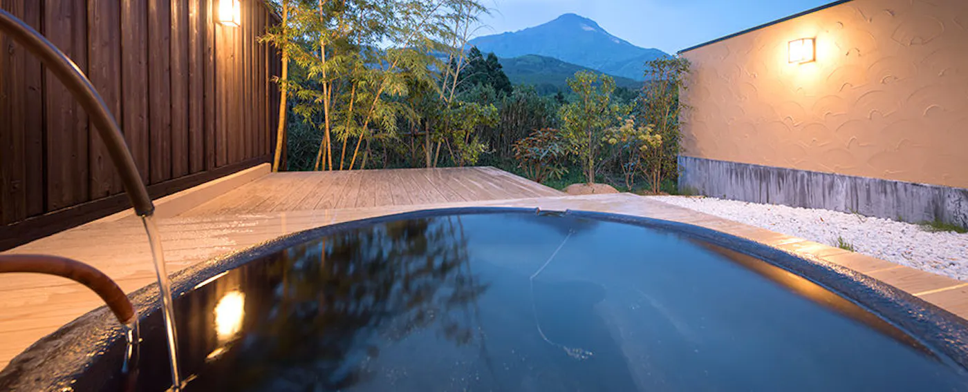 Mata air panas dan mandi