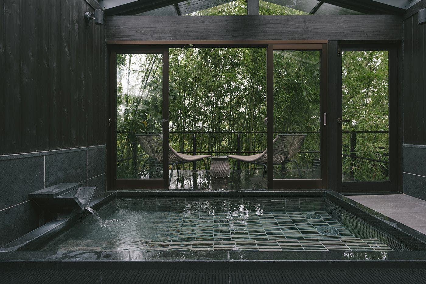 【每日僅接待一組貴賓・特別棟】夕日之浦溫泉注滿的房間浴池，附設蒸氣三溫暖