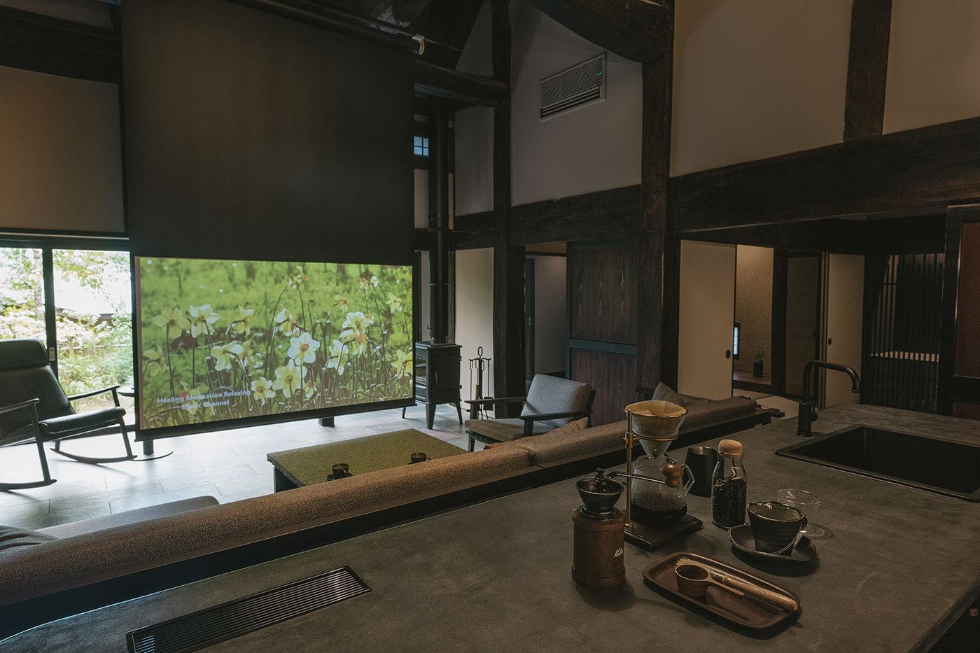 【每日僅接待一組貴賓・特別棟】配備大型螢幕與投影機，欣賞喜愛的影片也是一大樂趣