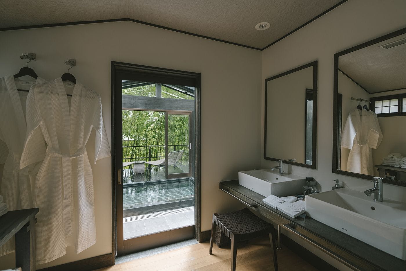 【每日僅接待一組貴賓・特別棟】備有親膚華夫格材質的浴袍，讓您泡湯後穿著更舒適。