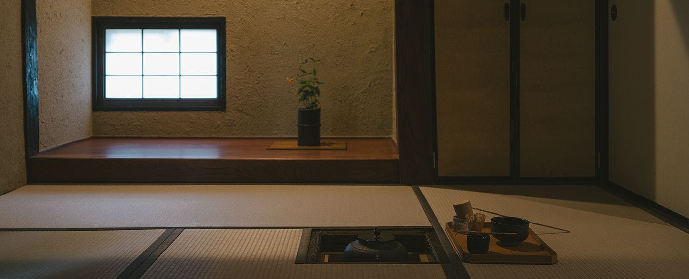 【每日僅接待一組貴賓・特別棟】塗壁搭配網代天花板，設有地爐，正統布置的茶室