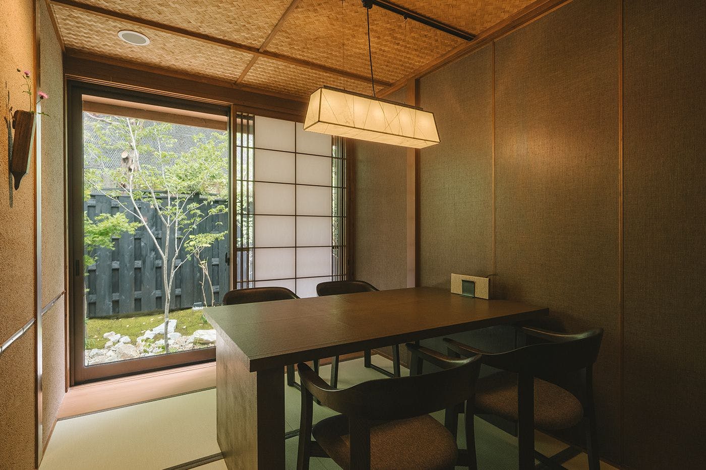 【用餐處】可從窗戶欣賞維護良好的庭園景致