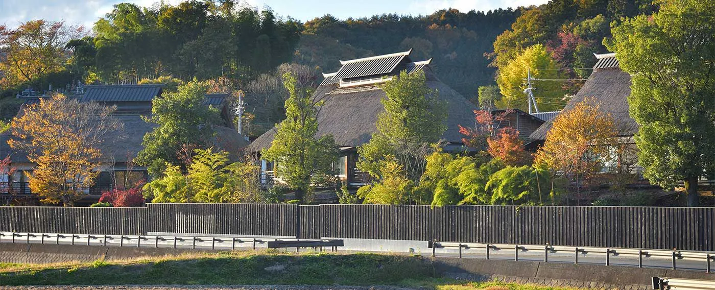 秋のかやぶき宿泊棟