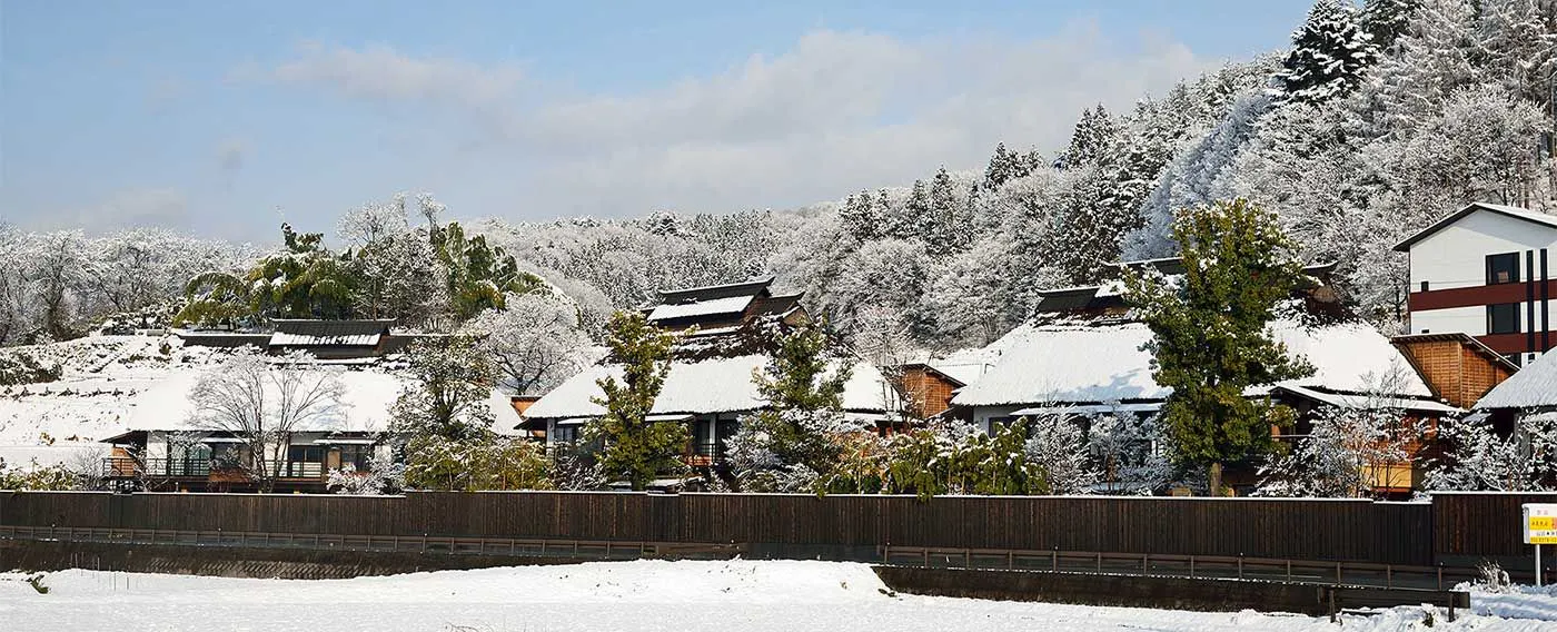冬のかやぶき宿泊棟