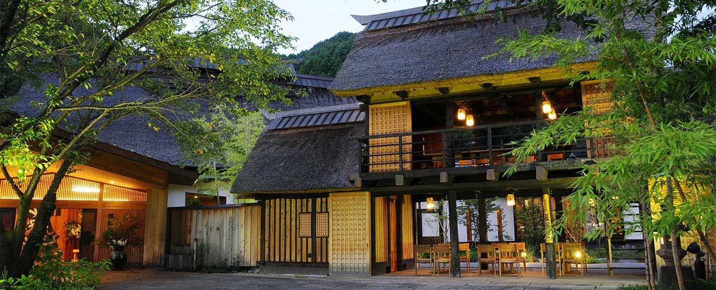 夏の長屋門 夕景