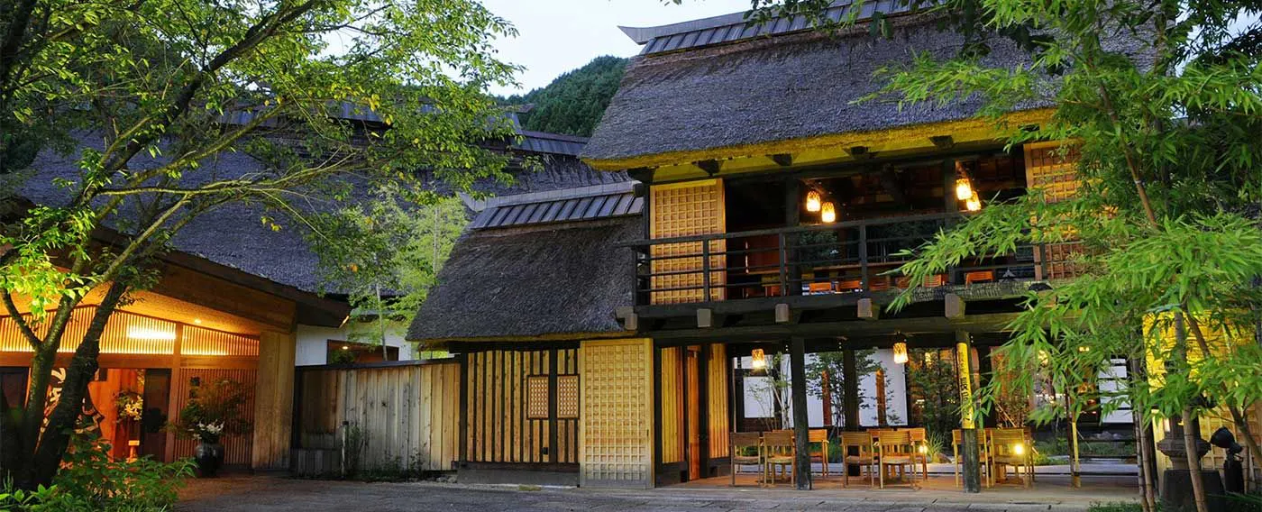夏の長屋門 夕景