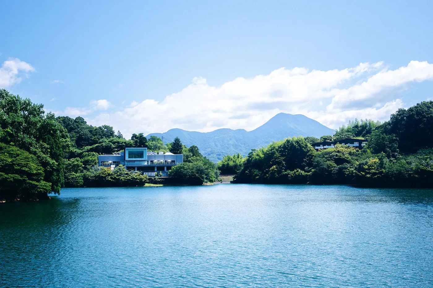 時地人 - JIJIJIN Matsuyama:森と湖の風景