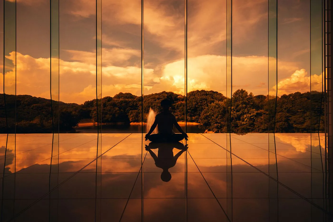 時地人 - JIJIJIN Matsuyama:夕日を望む室内でのヨガ