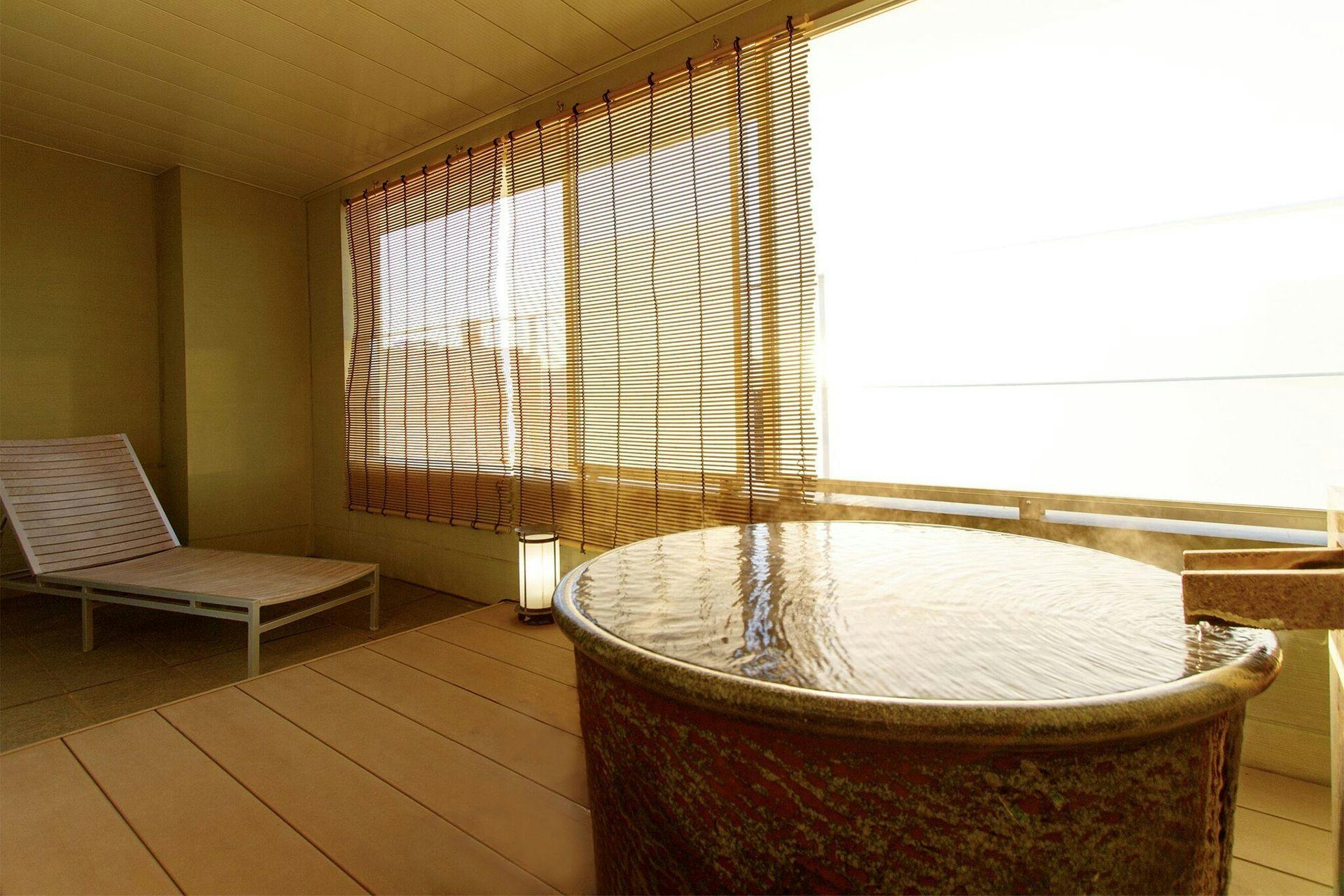 ห้องพักพร้อมน้ำพุร้อนที่ไหลตรงจากแหล่งกำเนิด.