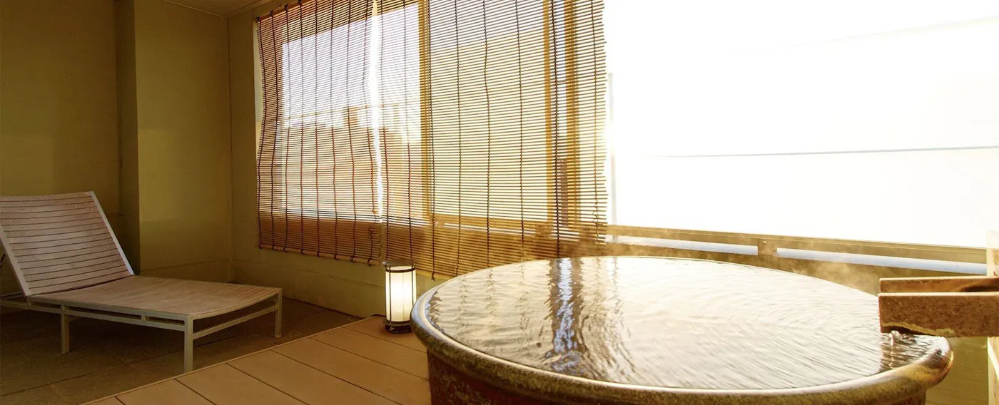 ห้องพักพร้อมน้ำพุร้อนที่ไหลตรงจากแหล่งกำเนิด.