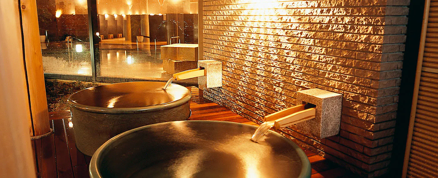 Mata air panas dan mandi