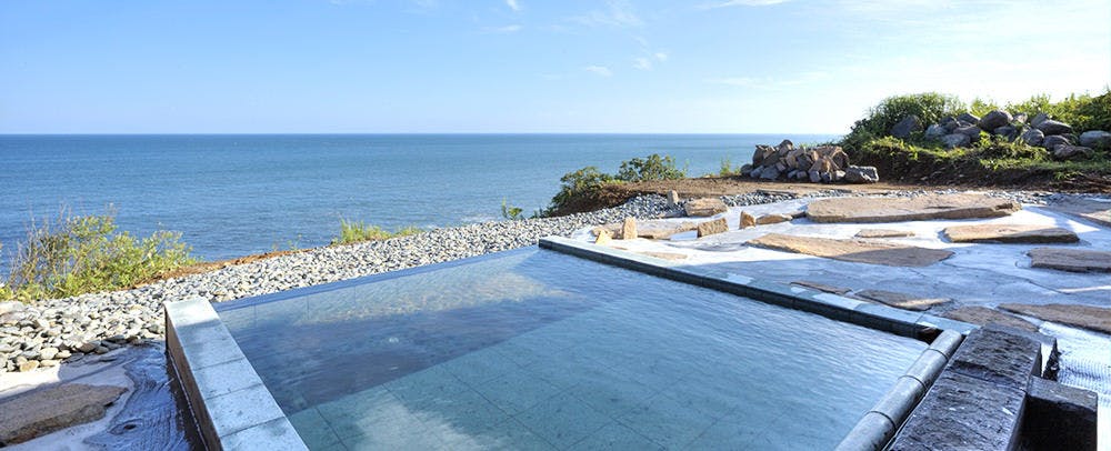 Mata air panas dan mandi