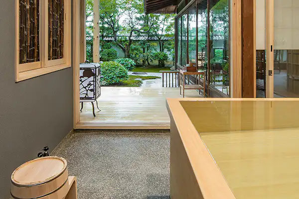 Kamar mandi di kamar utama