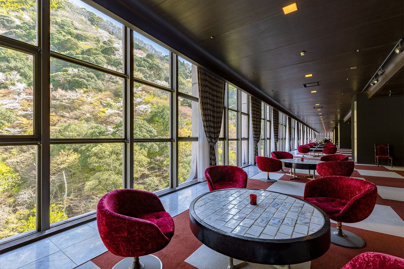 ล็อบบี้ในช่วงฤดูใบไม้ผลิ