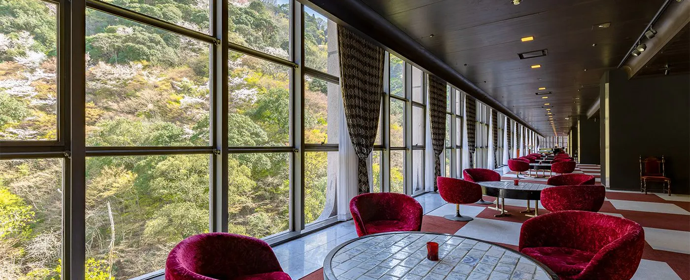 ล็อบบี้ในช่วงฤดูใบไม้ผลิ