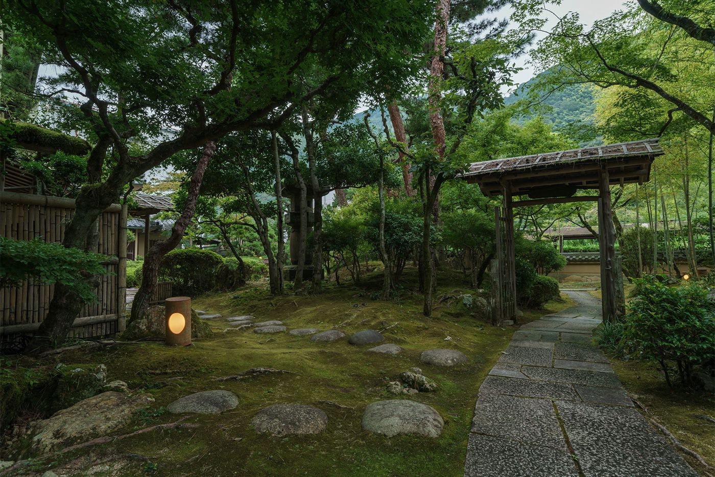 ทิวทัศน์สีเขียวสดของซันเก็นจะยะ