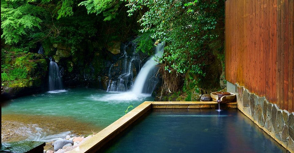 Mata air panas dan mandi