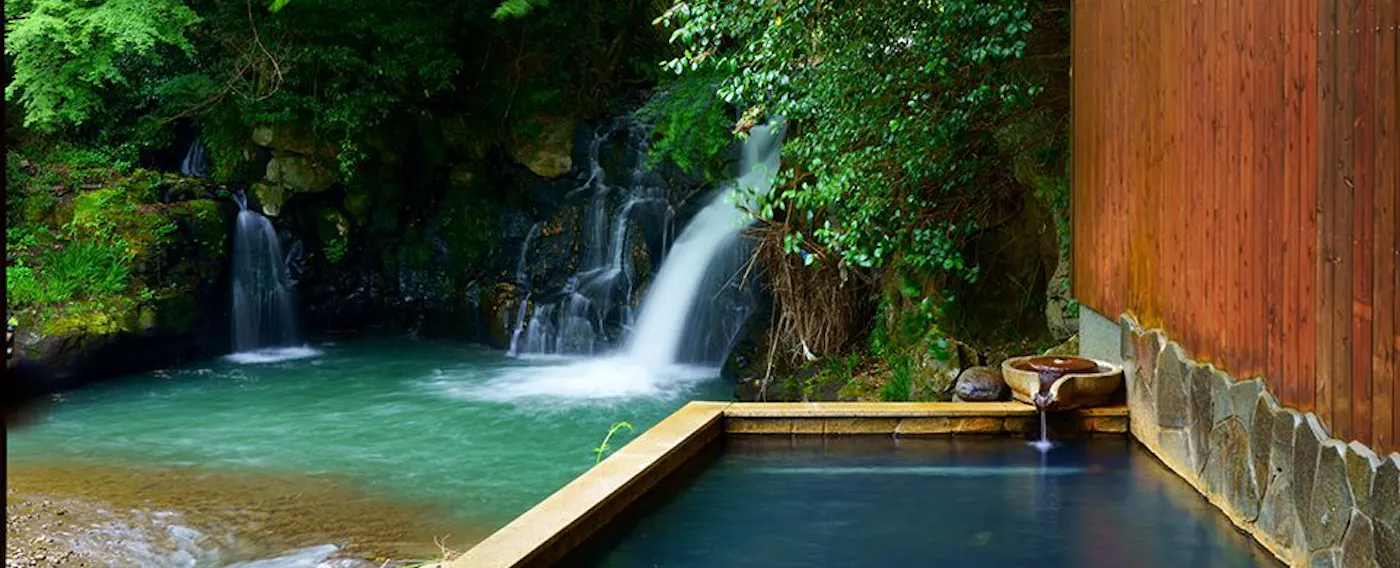 Mata air panas dan mandi