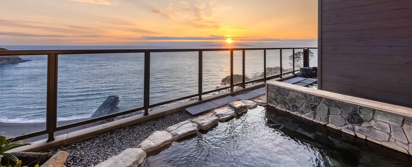 ออนเซ็นกลางแจ้งยามเย็น