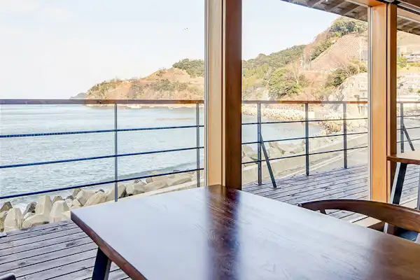 สถานที่รับประทานอาหาร เวลาที่ใช้ร่วมกับทะเลที่กว้างใหญ่ภายนอกหน้าต่าง