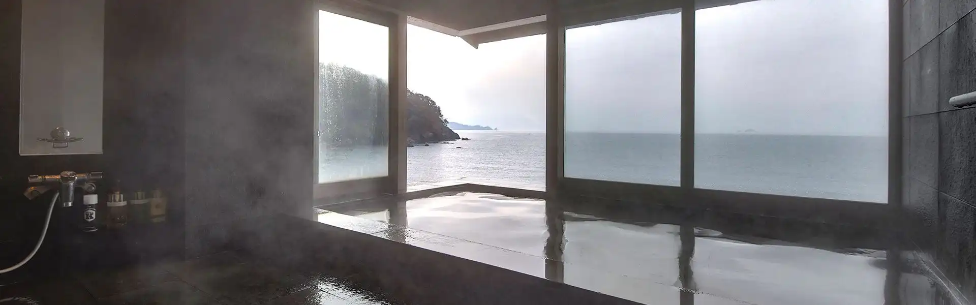 広々海を望む開放的な展望内湯。