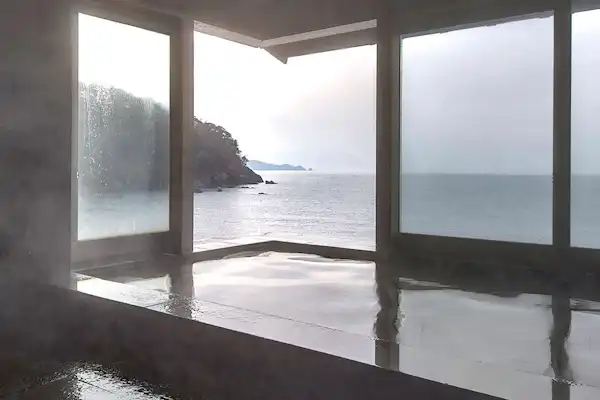 ห้องอาบน้ำในร่มที่กว้างขวางพร้อมวิวทะเลที่เปิดโล่ง.