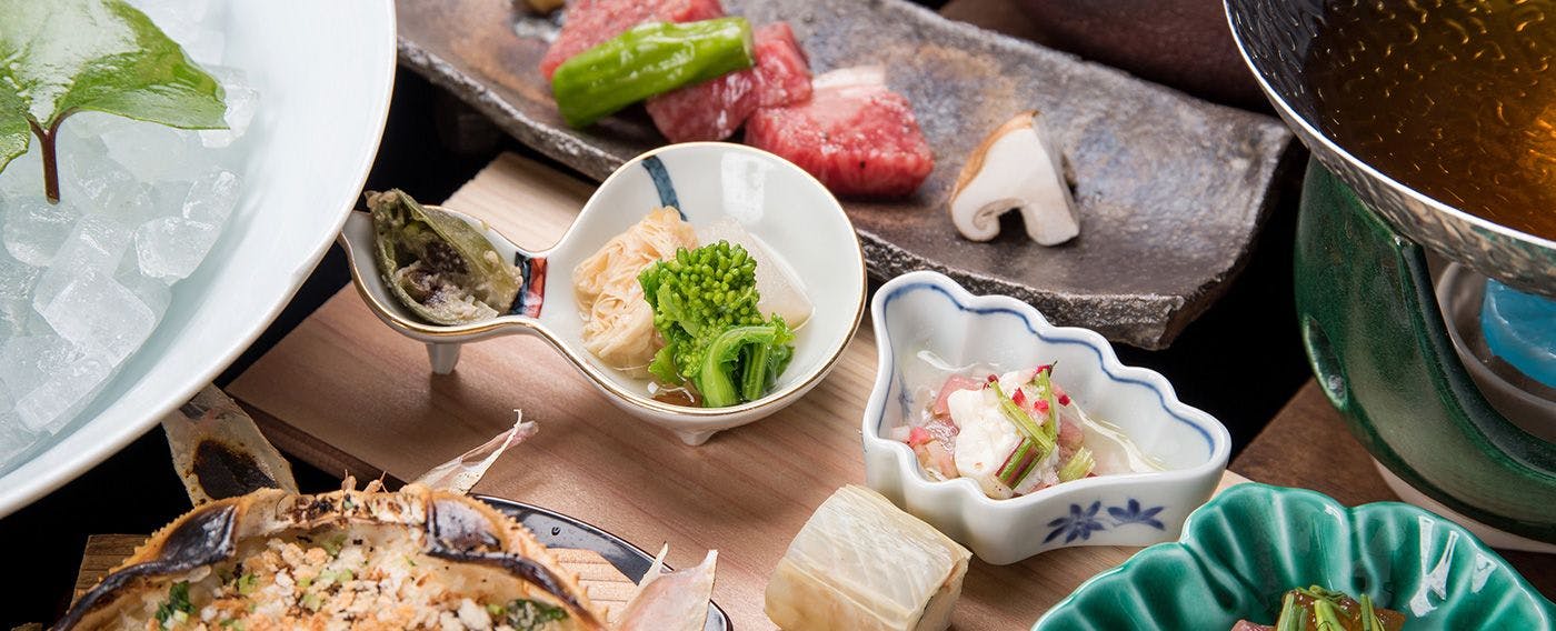 ご夕食一例：地物食材にこだわった”おもてなし”料理。（11～3月）