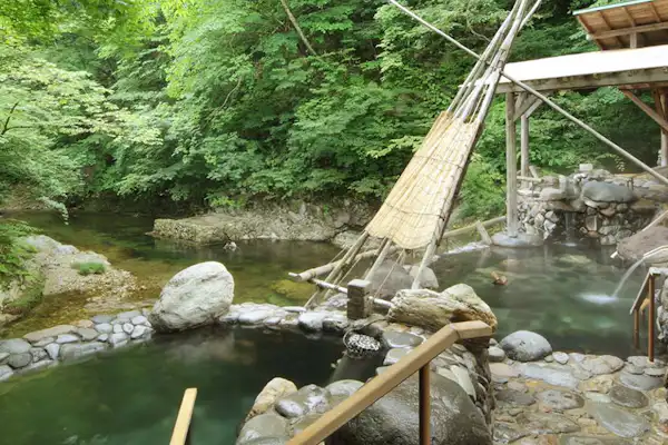 Kolam air panas terbuka sumber Sungai Hirose