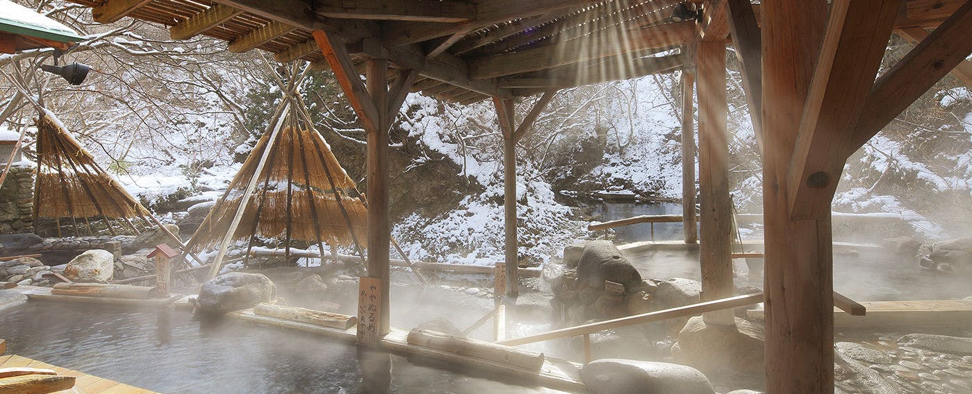Kolam mandi terbuka dengan pemandangan salji
