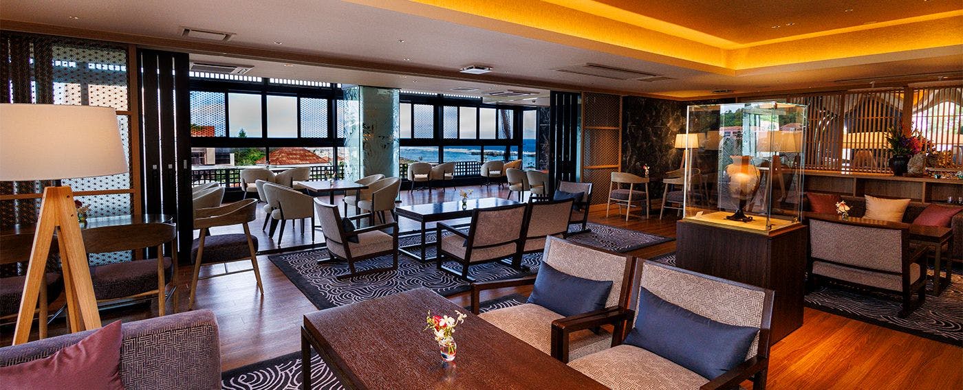 เพลิดเพลินกับช่วงเวลาแห่งการพักผ่อนพร้อมแชมเปญ เครื่องดื่มแอลกอฮอล์ หรือเครื่องดื่มไม่มีแอลกอฮอล์