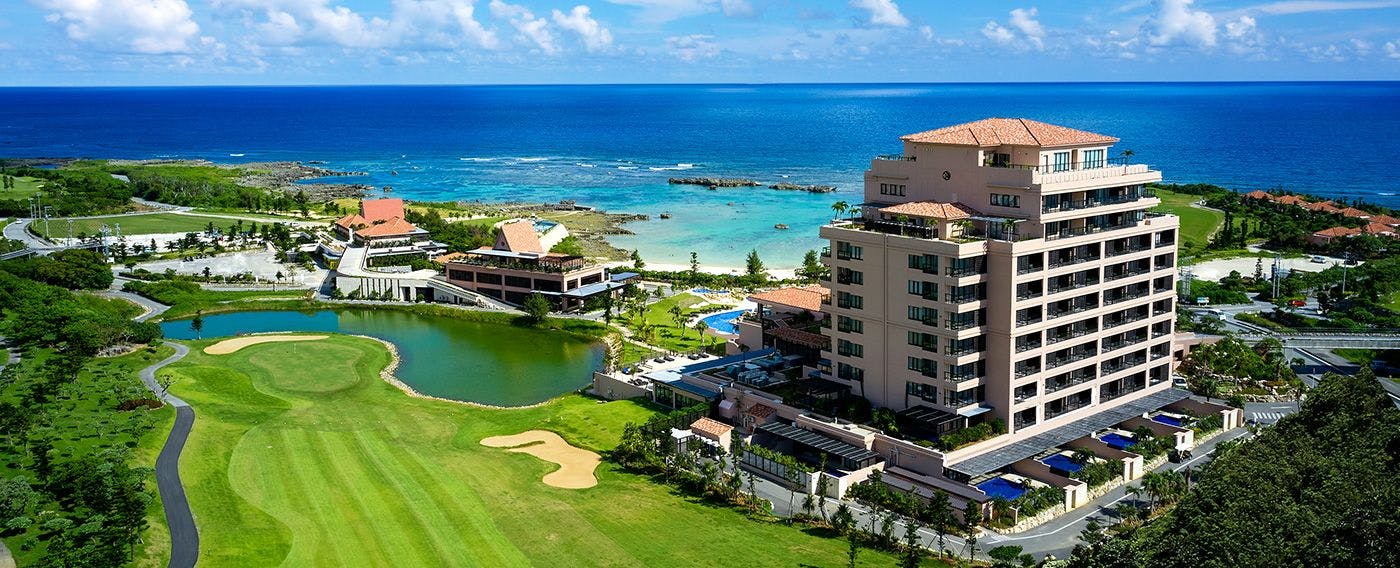 โรงแรมเบย์ไซด์ใกล้ทะเล เป็นโรงแรมสูงที่สุดในมิยาโกะจิมะด้วยความสูง 11 ชั้น พร้อมชั้นมิราจที่มีบริการครบครันมากยิ่งขึ้น