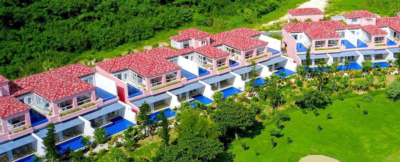 พูลวิลล่าพรีเมียมบนเนินเขาเล็กๆ เป็นโรงแรมแบบวิลล่าที่มีสระว่ายน้ำส่วนตัวและเดย์เบดในทุกห้องพัก