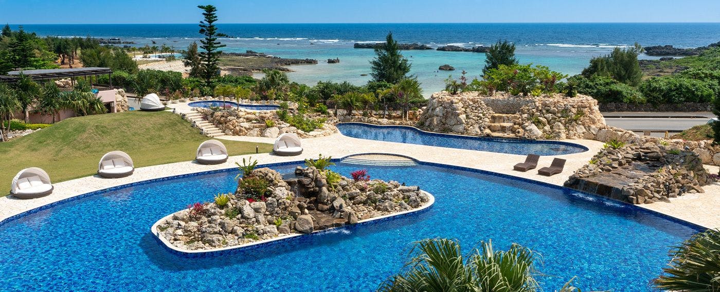 "สระว่ายน้ำชิกิระการ์เดนพูล" ตั้งอยู่ในทำเลที่สามารถมองเห็นชายหาดชิกิระ พร้อมด้วยสระว่ายน้ำ 3 สระขนาดใหญ่และเล็ก