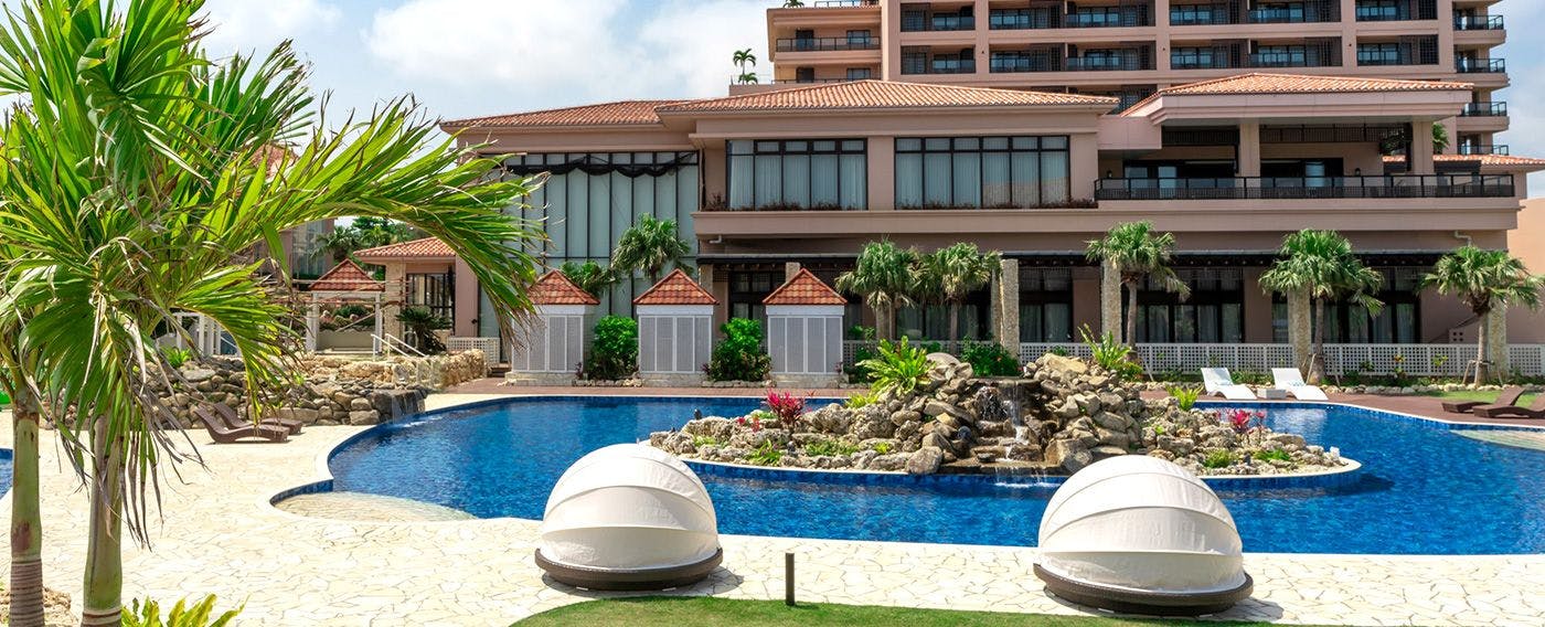 สระว่ายน้ำหลักมีเก้าอี้เด็คและที่นั่งคู่แบบโดมสำหรับการพักผ่อนอย่างสบาย