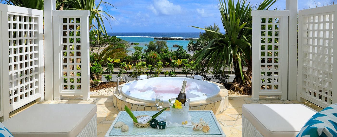 เพลิดเพลินกับเวลาบนเกาะเขตร้อนสุดหรูในพื้นที่เปิดโล่งด้วยคาบาน่าส่วนตัว (มีค่าใช้จ่าย)