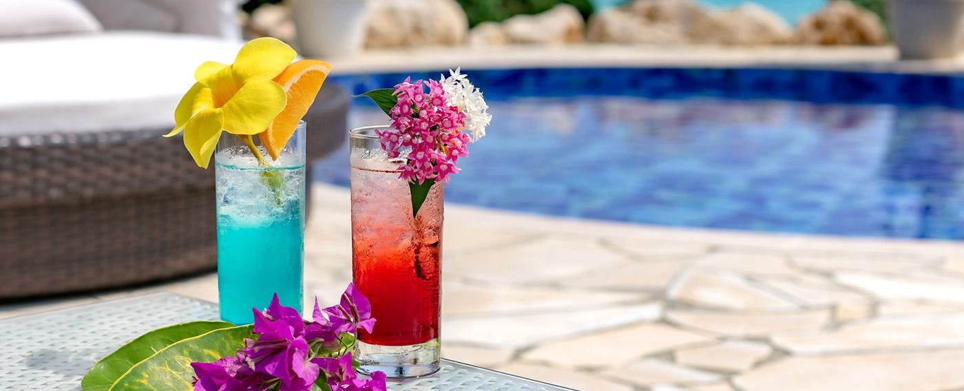 เพลิดเพลินกับเครื่องดื่มริมสระว่ายน้ำ (มีค่าใช้จ่าย)
