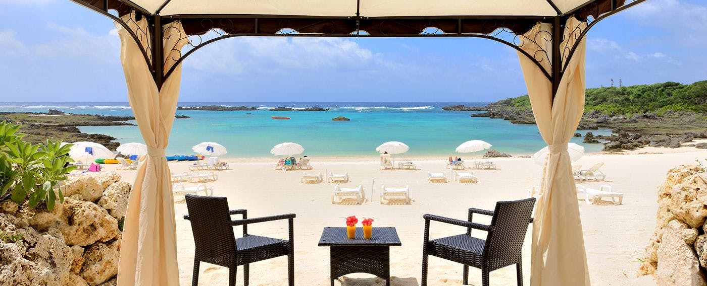 ที่ชิกิระบีชเฮาส์ มีบริการคาบาน่าแบบเต็นท์และอุปกรณ์ให้เช่าสำหรับกิจกรรมทางน้ำ