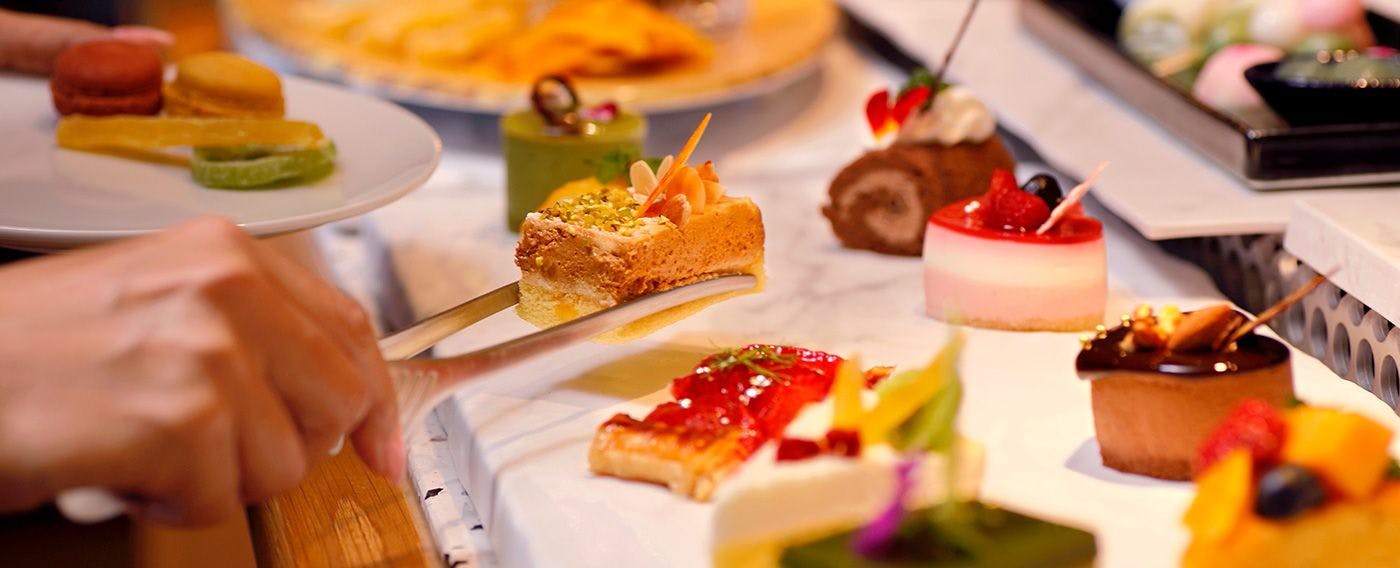 ในช่วงเวลาน้ำชา เราเตรียมขนมอบและผลไม้ไว้ที่เคาน์เตอร์สำหรับคุณ