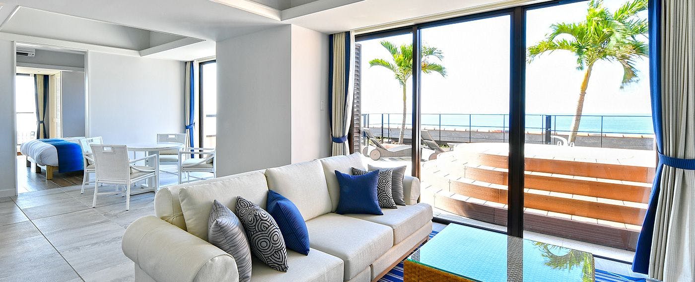 ห้องดีลักซ์สวีท 2 ห้องนอน (84 ตร.ม.): สวีทขนาดประมาณ 84 ตร.ม. พร้อมระเบียงและอ่างจากุซซี่