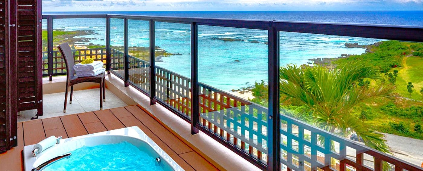 ห้องพักริมอ่าวมีอ่างจากุซซี่บนระเบียงให้บริการ (ยกเว้นห้องการ์เดนพูลสวีท)